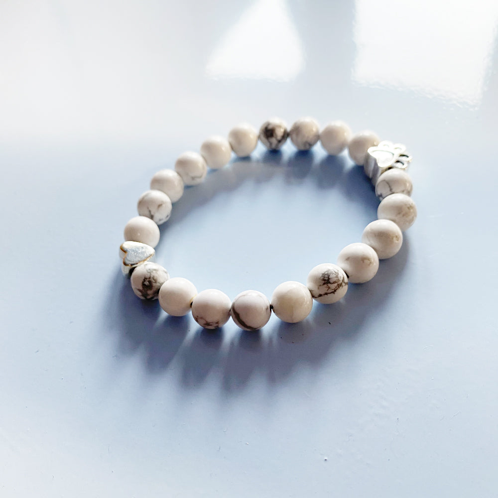 Bracelet en pierres naturelles avec breloque en forme de patte et de cœur – Conception artisanale