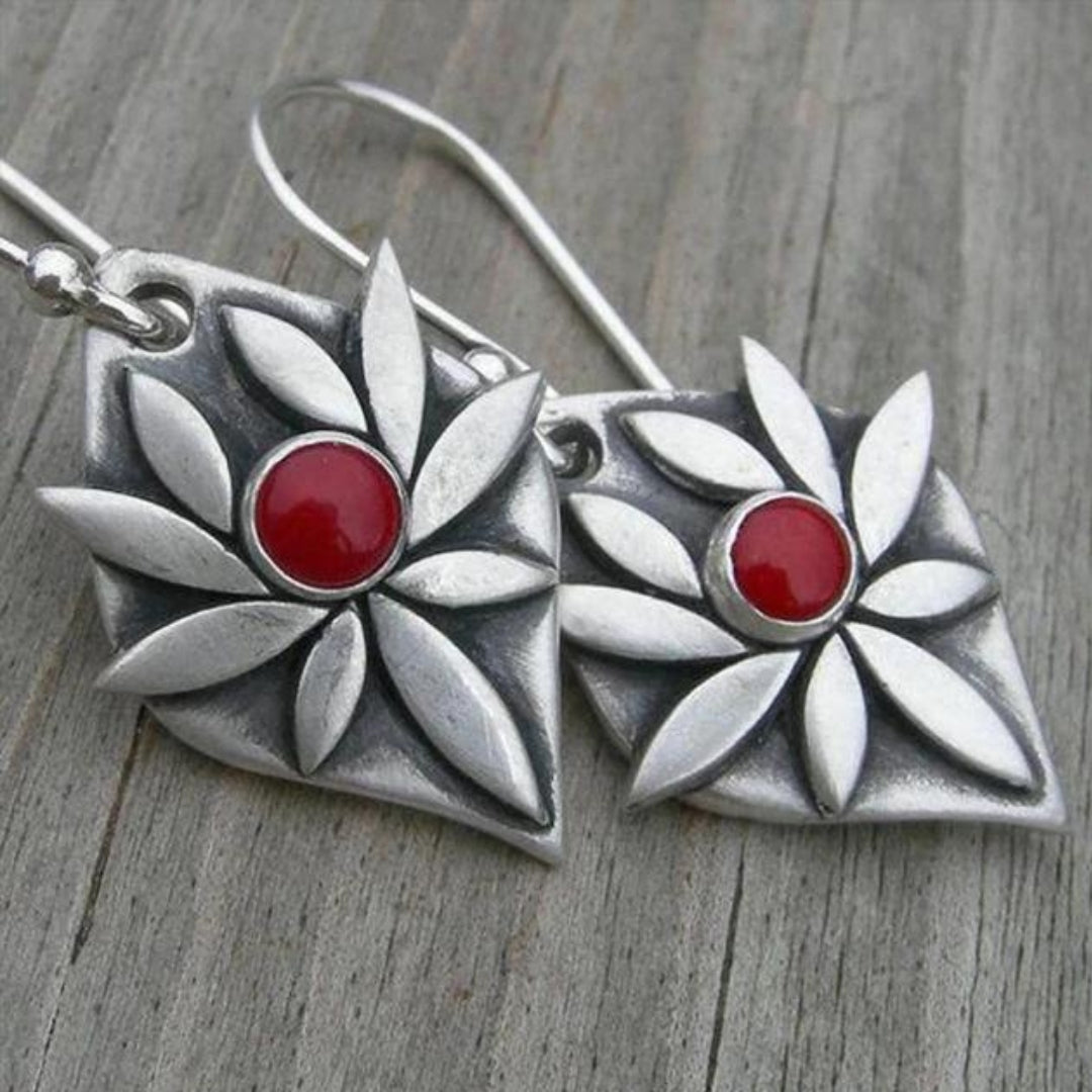 Boucles d'oreilles argentées Boho Flower avec zircone rouge