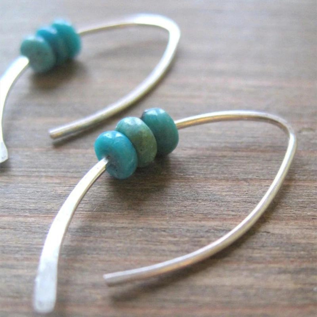 Boucles d'oreilles bohèmes ondulées avec pierres turquoise en argent sterling