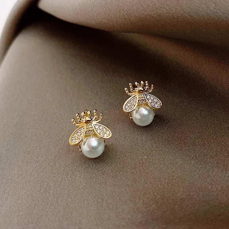 Boucles d'oreilles Honey Bee Pearl Stud – Bijoux élégants dorés pour femmes
