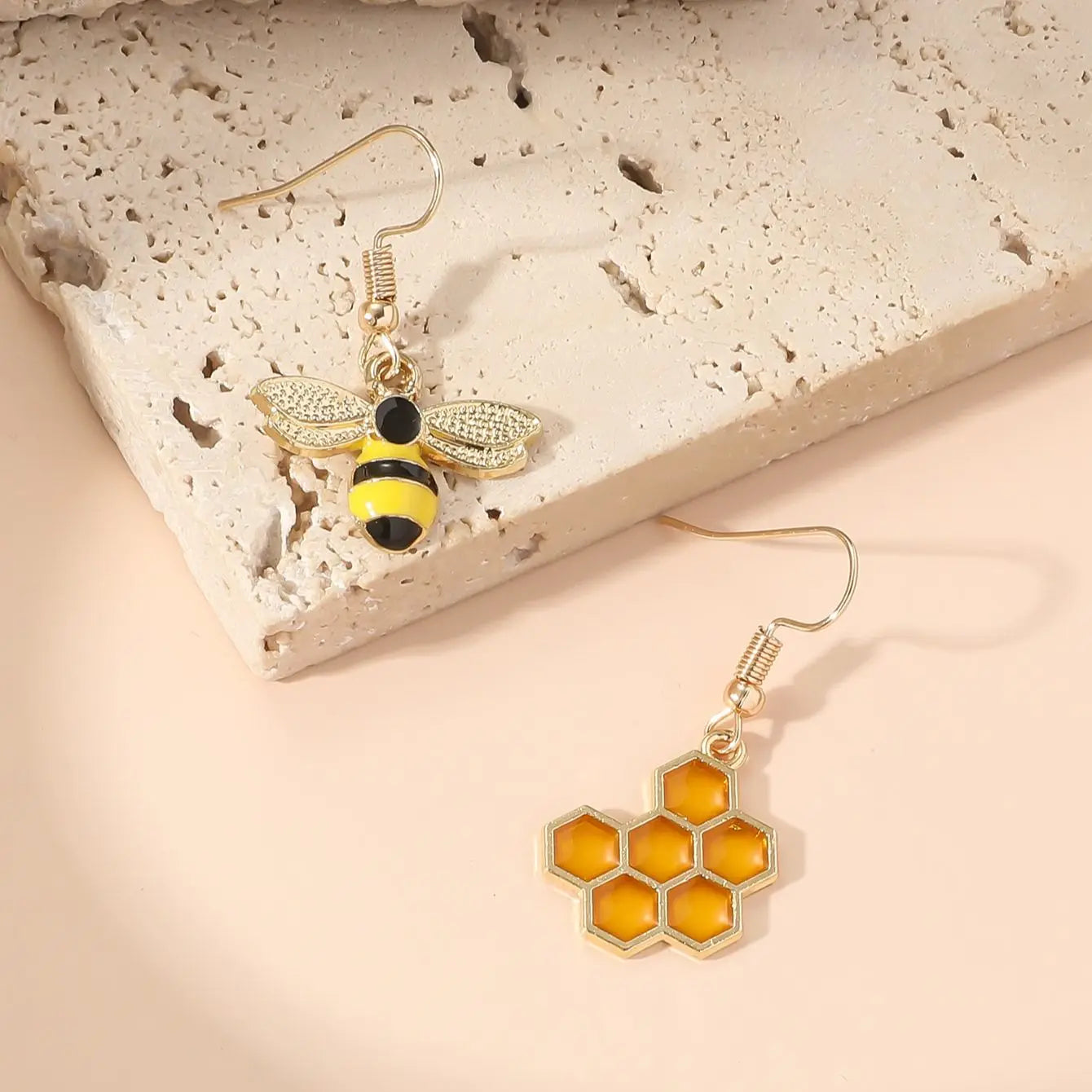 Boucles d'oreilles Honeycomb & Bee Drop – Bijoux dorés pour femmes