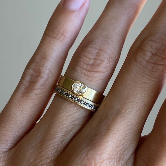 Paire de bagues vintage en zircone décalées