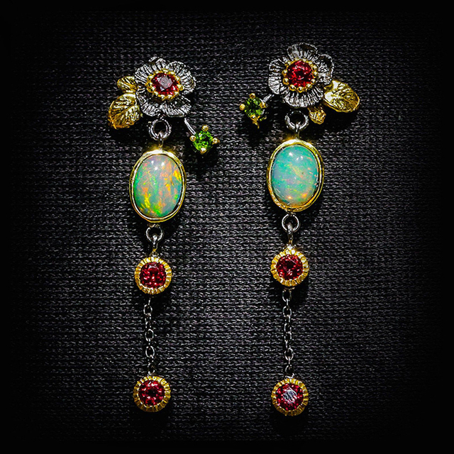 Boucles d'oreilles bohèmes avec opale et zircone rouge