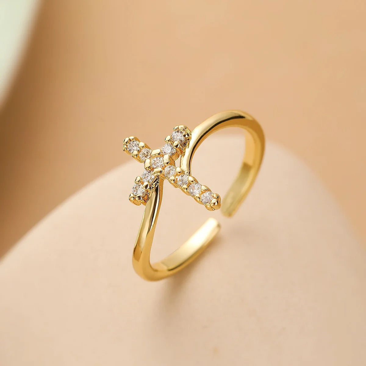 Bague ajustable en or avec croix en cristal - Lydieannejewelry