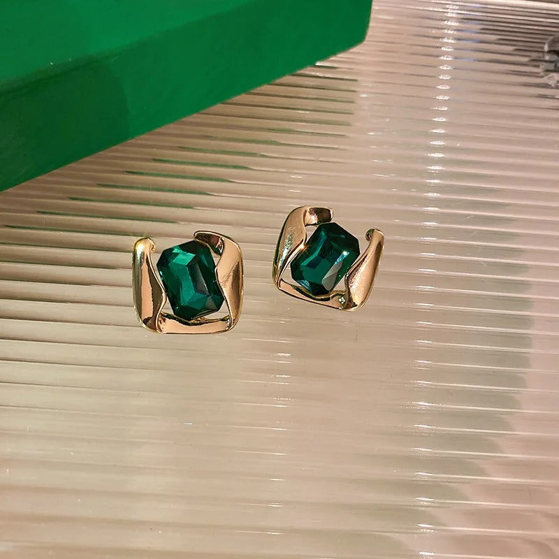 Boucles d'oreilles classiques en or avec superbe pierre précieuse verte au centre - Lydieannejewelry