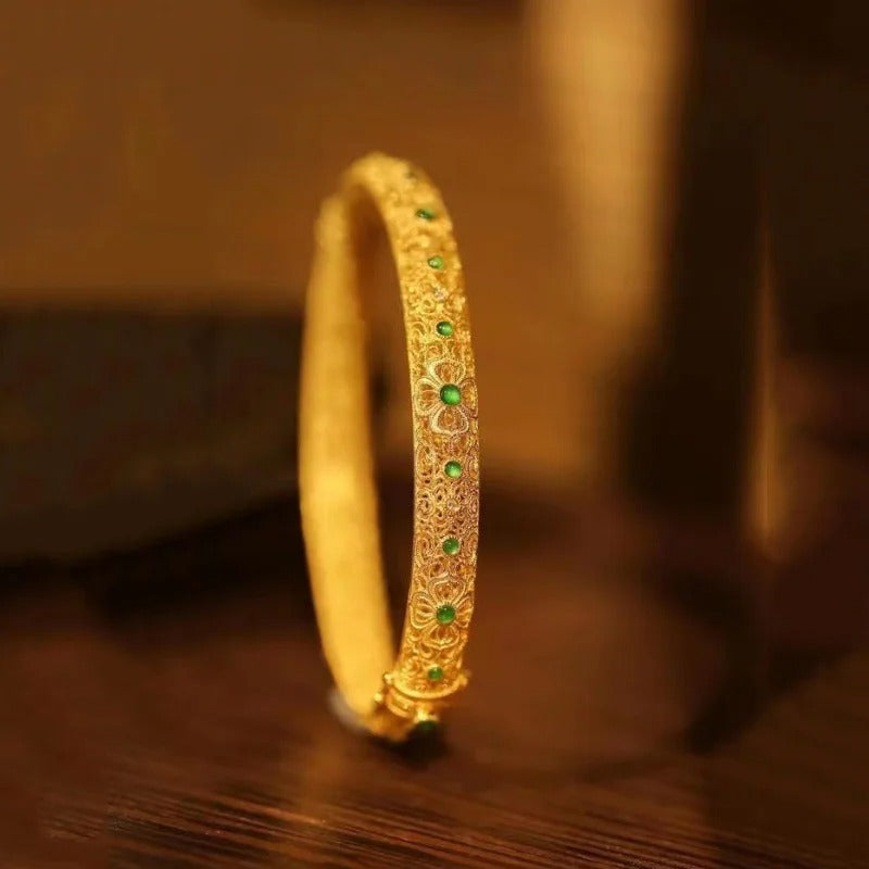 Bracelet rigide de style ethnique avec pierres précieuses vertes et motif floral - Lydieannejewelry