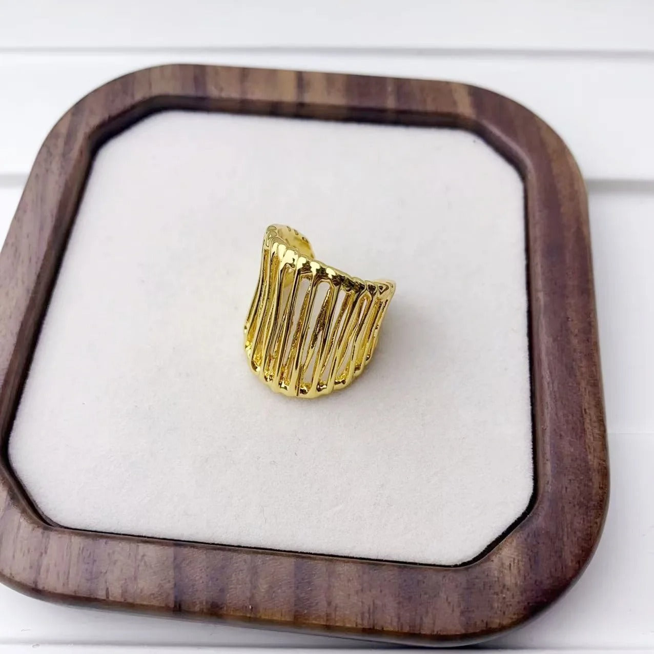 Bague ajustable à nervures dorée - Lydieannejewelry