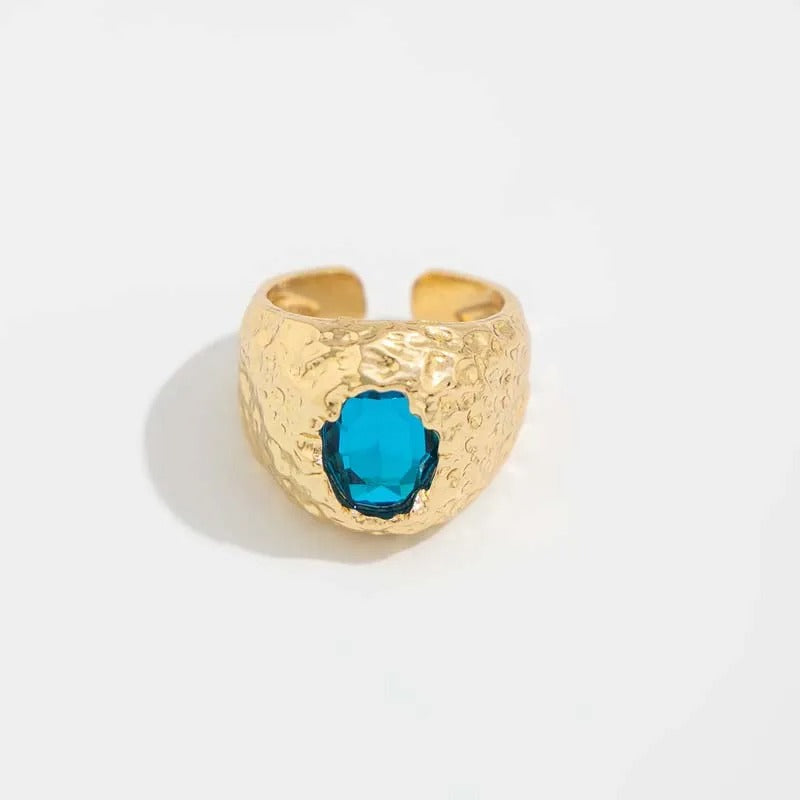 Bague ajustable en or martelé avec pierre précieuse bleu vif - Lydieannejewelry