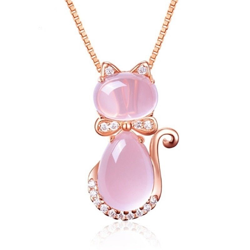 Collier avec une jolie pierre rose en forme de chat et zircone
