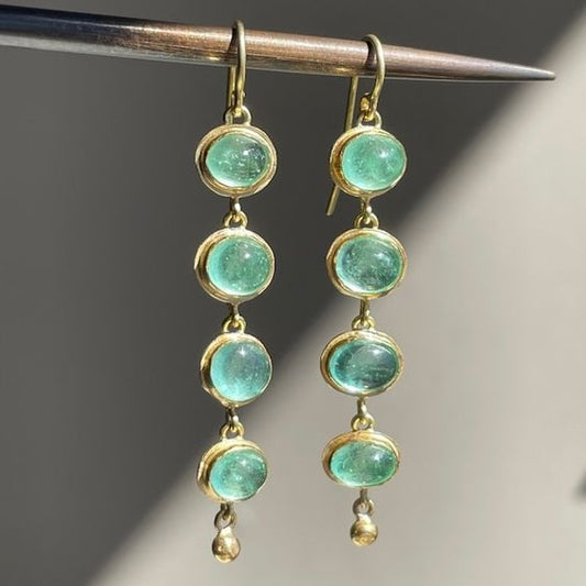 Boucles d'oreilles vintage pendantes avec émeraudes claires
