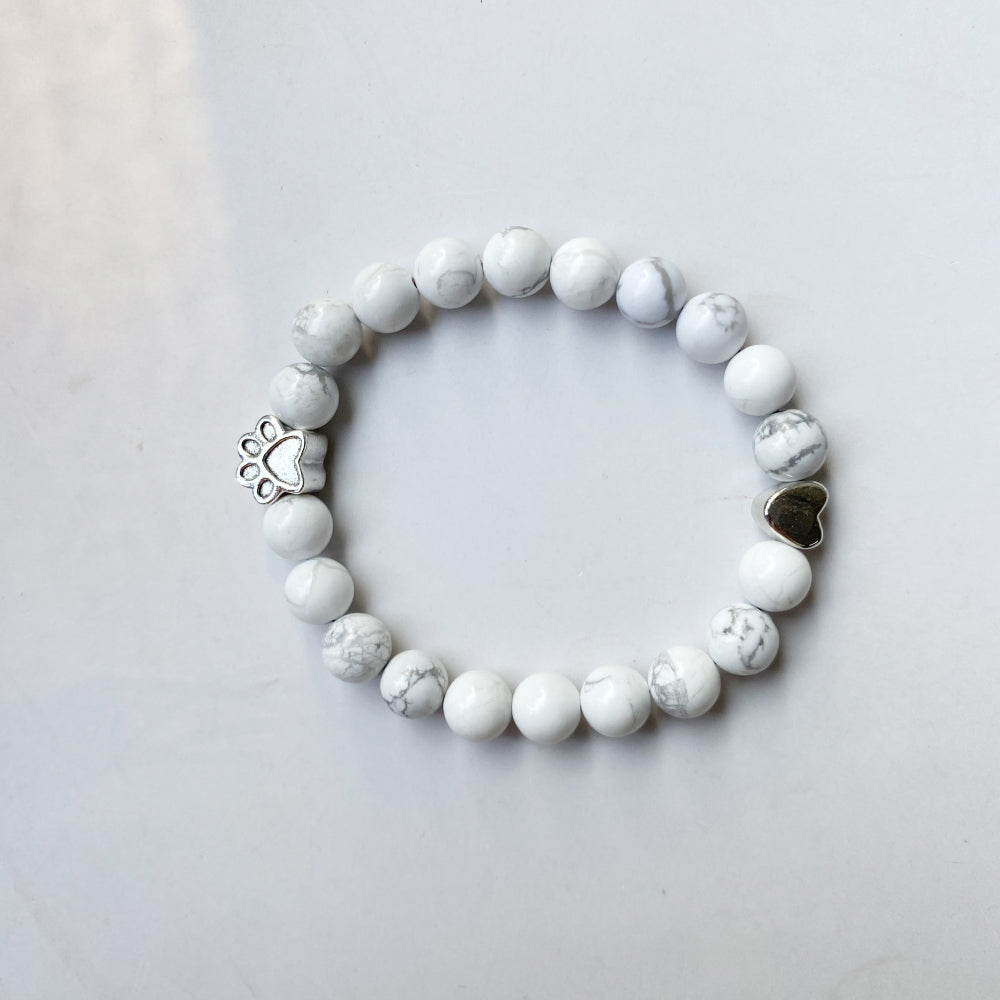 Bracelet en pierres naturelles avec breloque en forme de patte et de cœur – Conception artisanale