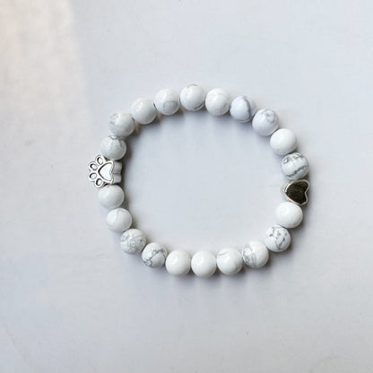 Bracelet en pierres naturelles avec breloque en forme de patte et de cœur – Conception artisanale