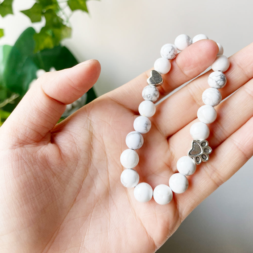 Bracelet en pierres naturelles avec breloque en forme de patte et de cœur – Conception artisanale