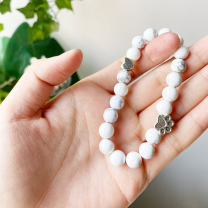 Bracelet en pierres naturelles avec breloque en forme de patte et de cœur – Conception artisanale