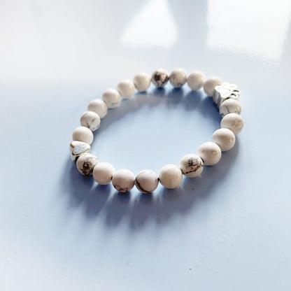 Bracelet en pierres naturelles avec breloque en forme de patte et de cœur – Conception artisanale