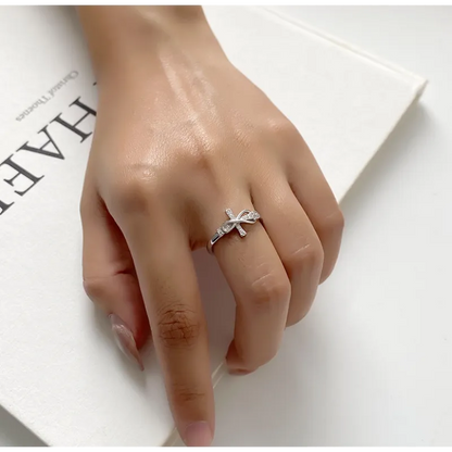 Élégante bague croix ajustable bicolore