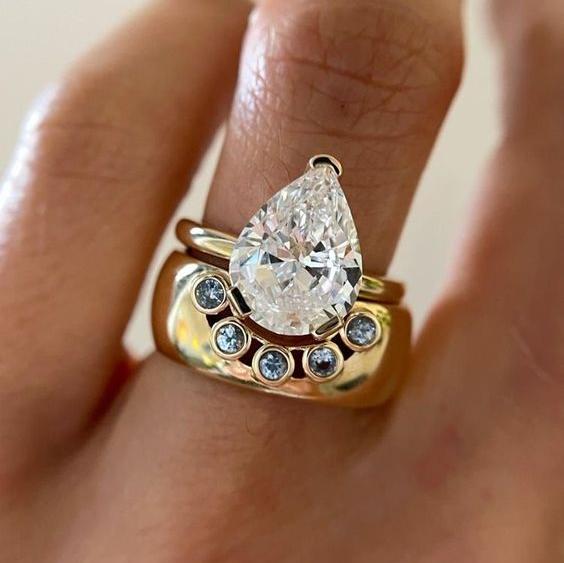 Ensemble de bagues vintage en or avec pendentifs en verre blanc