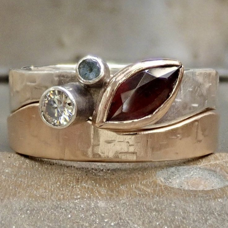 Bague œil vintage à zircone rouge superposée