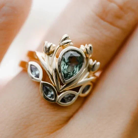 Bague vintage verte en cristal exotique