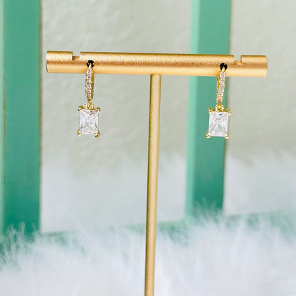 Petites créoles Huggie avec pendentifs baguette - Lydieannejewelry