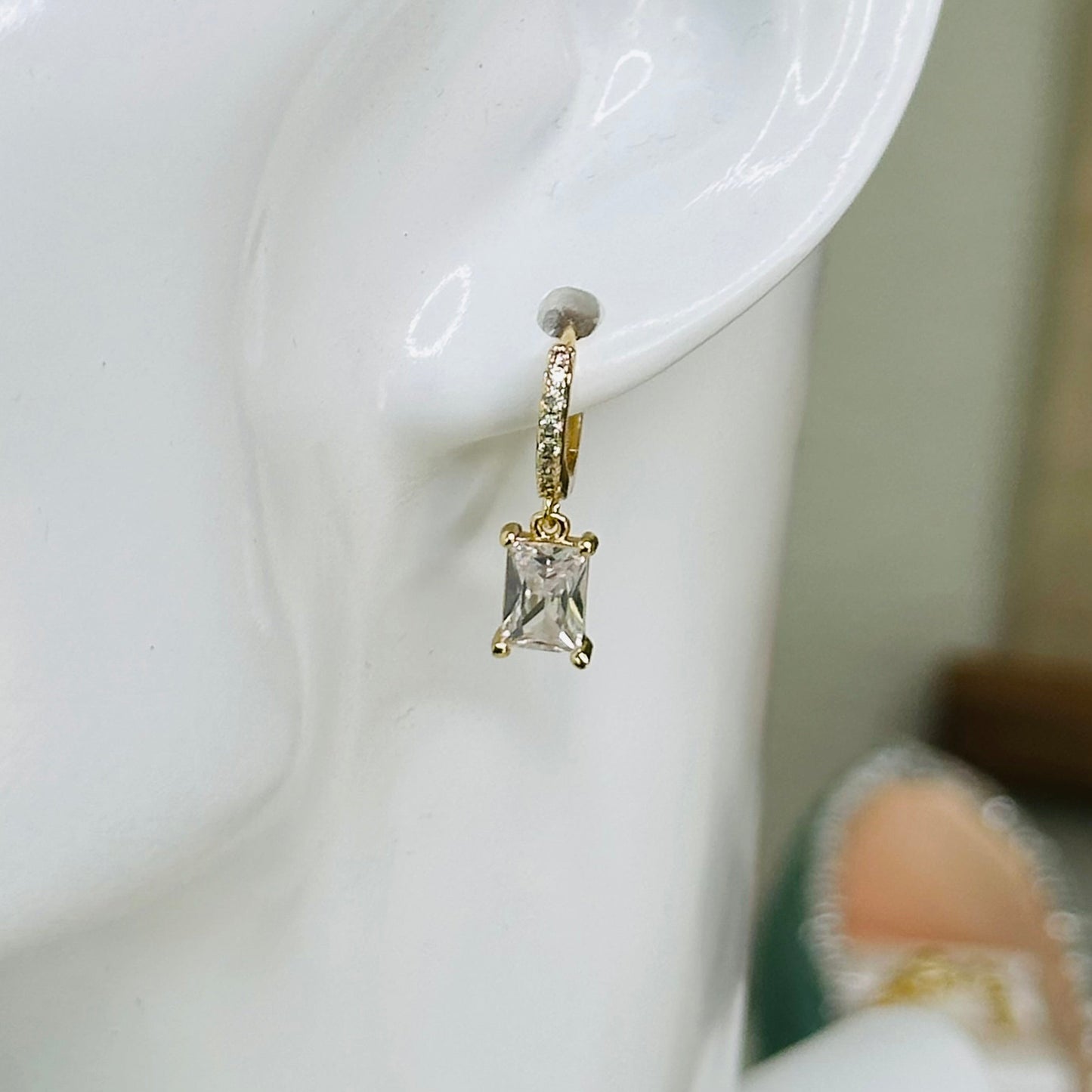 Petites créoles Huggie avec pendentifs baguette - Lydieannejewelry