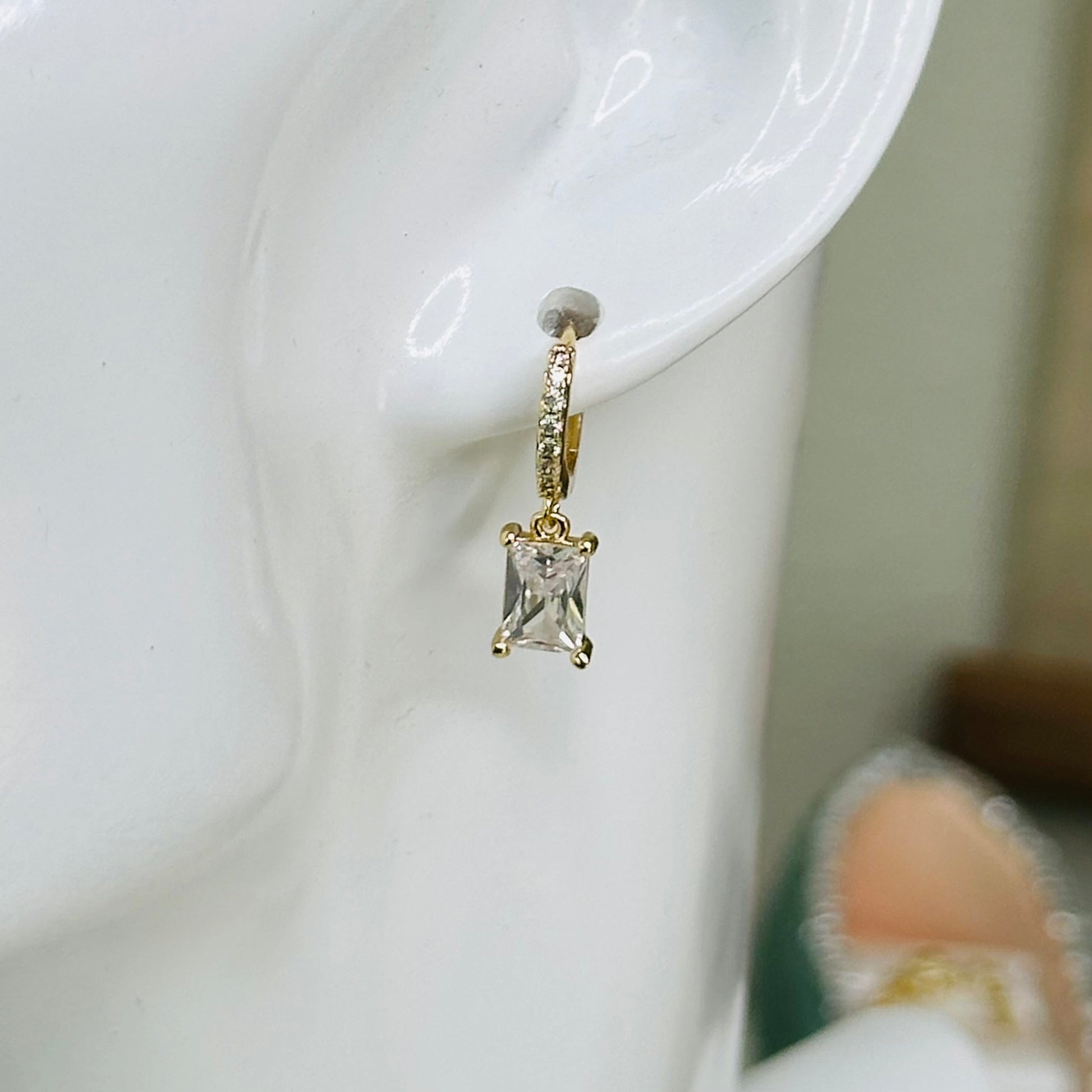 Petites créoles Huggie avec pendentifs baguette - Lydieannejewelry