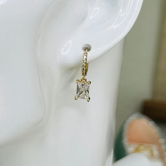 Petites créoles Huggie avec pendentifs baguette - Lydieannejewelry