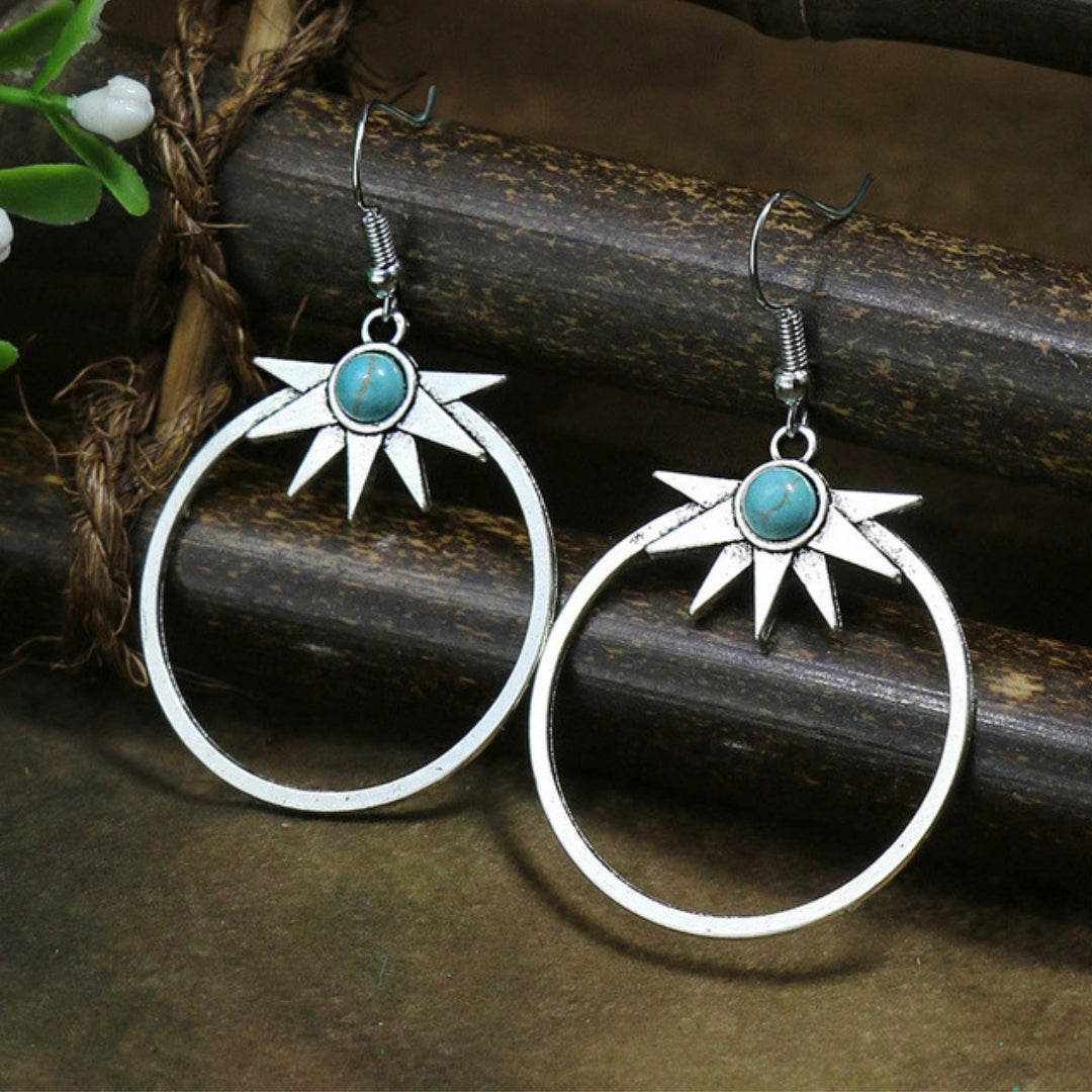 Boucles d'oreilles bohèmes en argent avec opale demi-soleil