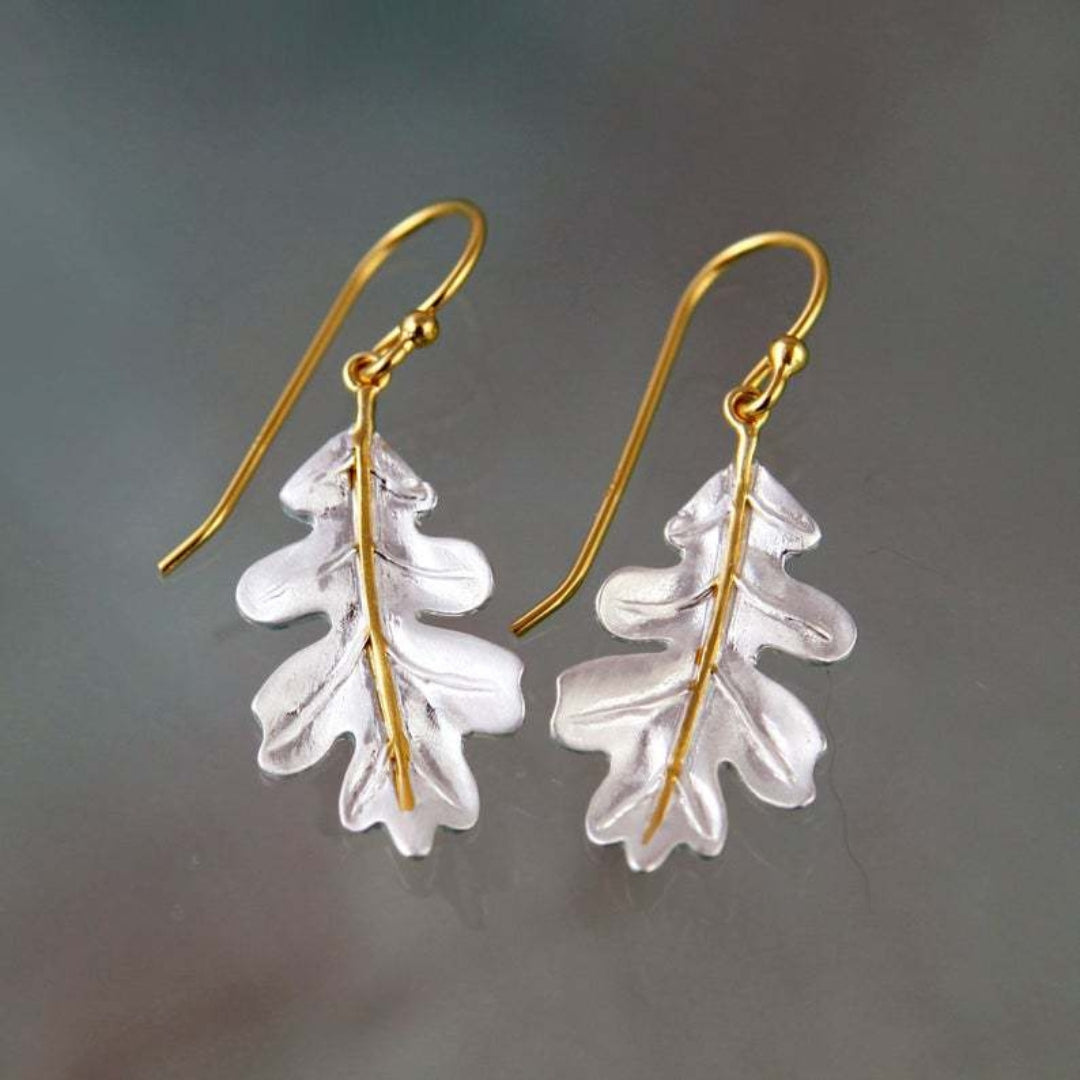 Boucles d'oreilles bohèmes en or avec feuilles blanches