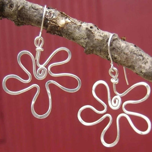 Boucles d'oreilles bohèmes argentées en forme de fleurs ondulées