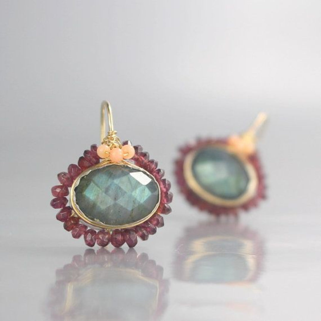 Boucles d'oreilles vintage incrustées de pierres vertes et rouges