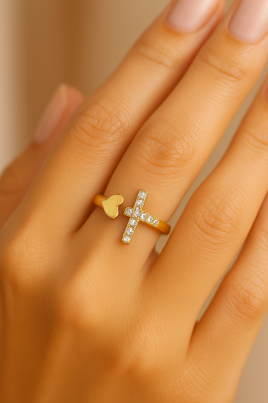 Bague ajustable en or avec croix religieuse et cœur - Lydieannejewelry