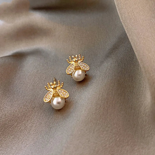 Boucles d'oreilles Honey Bee Pearl Stud – Bijoux élégants dorés pour femmes