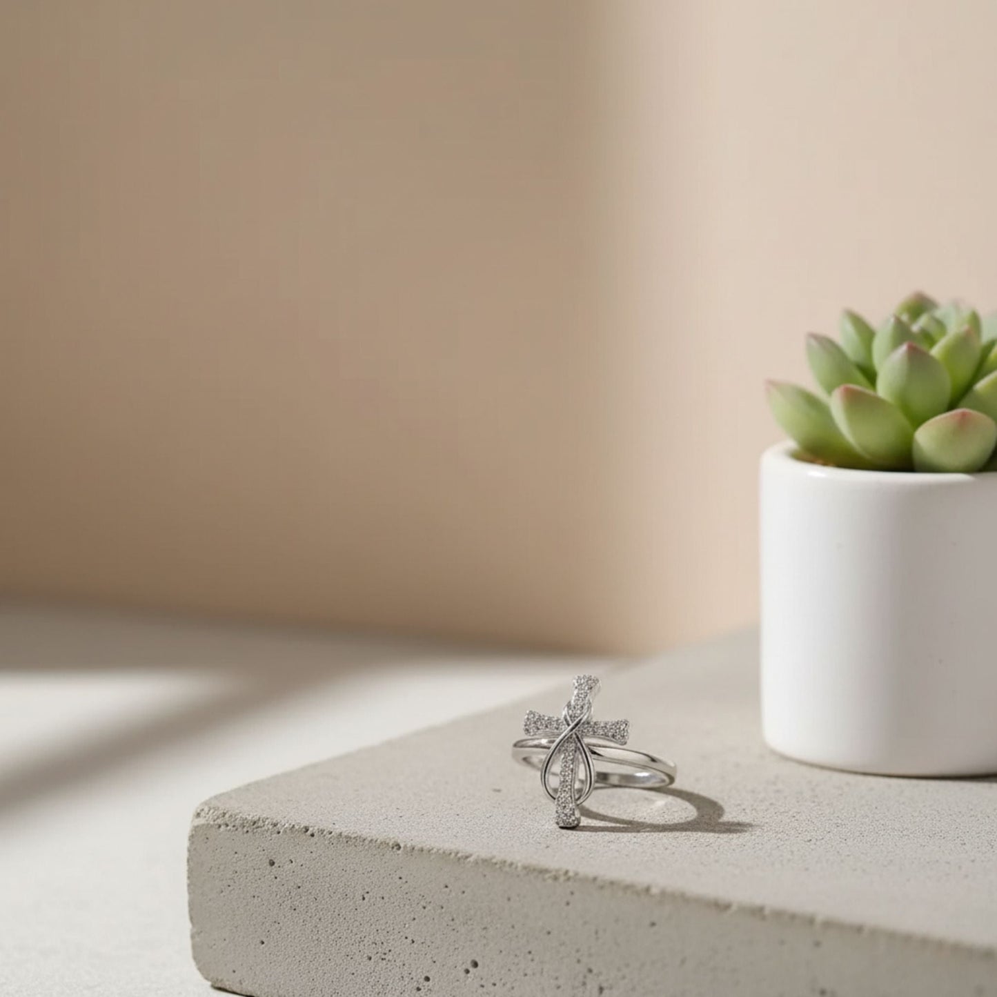 Élégante bague croix ajustable bicolore