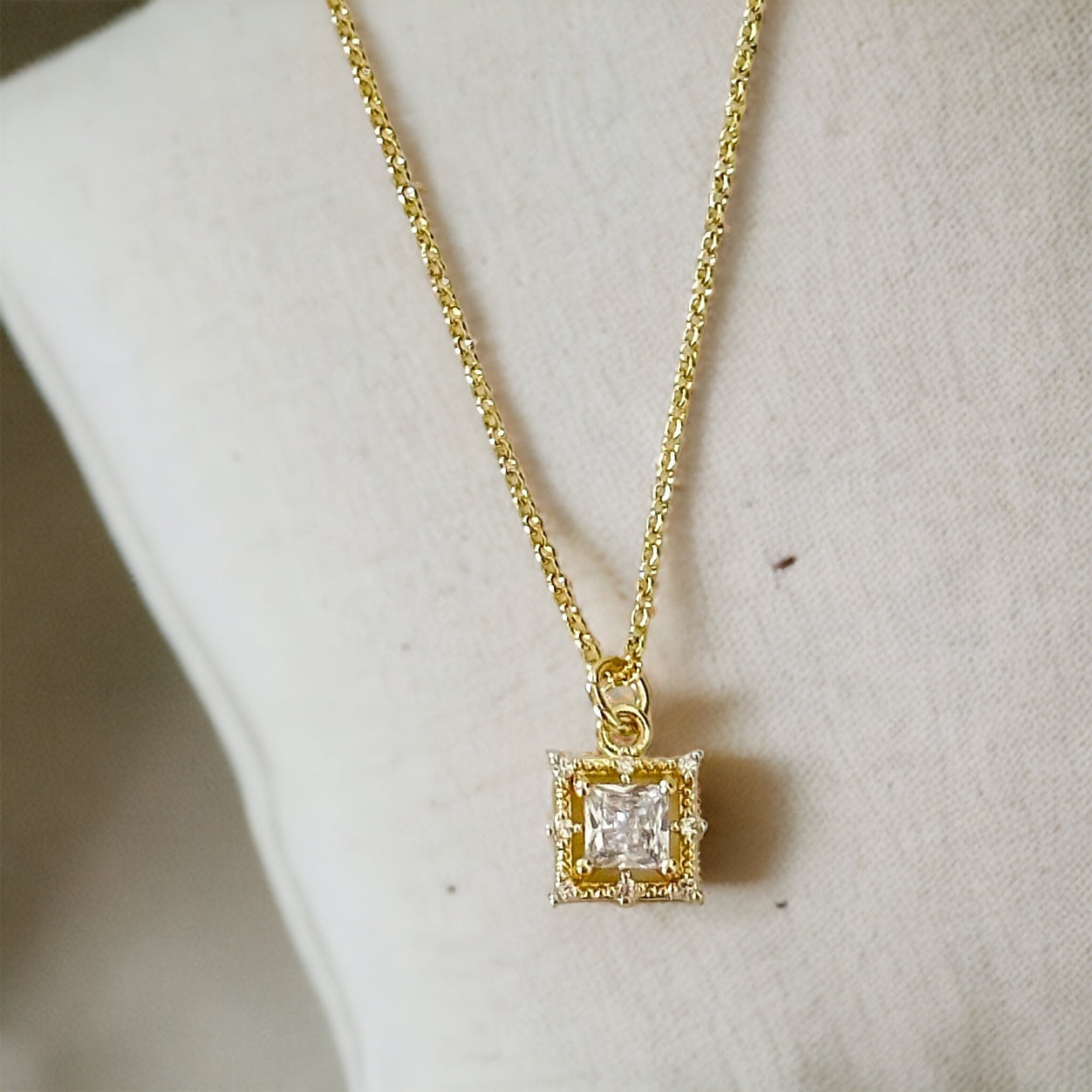 Collier baguette carré Illaria - Lydieannejewelry