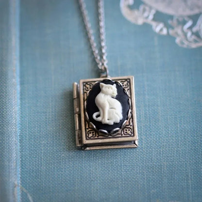 Collier pendentif vintage en forme de livre avec chat – Motif à pages tournantes