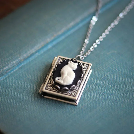 Collier pendentif vintage en forme de livre avec chat – Motif à pages tournantes
