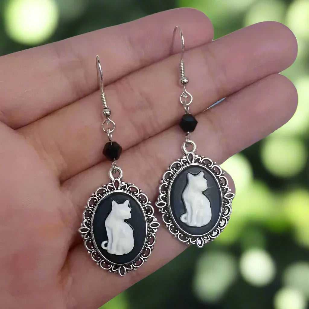 Boucles d'oreilles pendantes vintage avec chat blanc – Bijoux pour femmes avec monture en argent