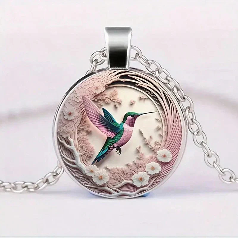 Collier pendentif colibri sous cloche en verre