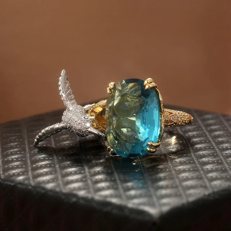 Bague ajustable avec colibri couleur aigue-marine – plaquée or 14 carats