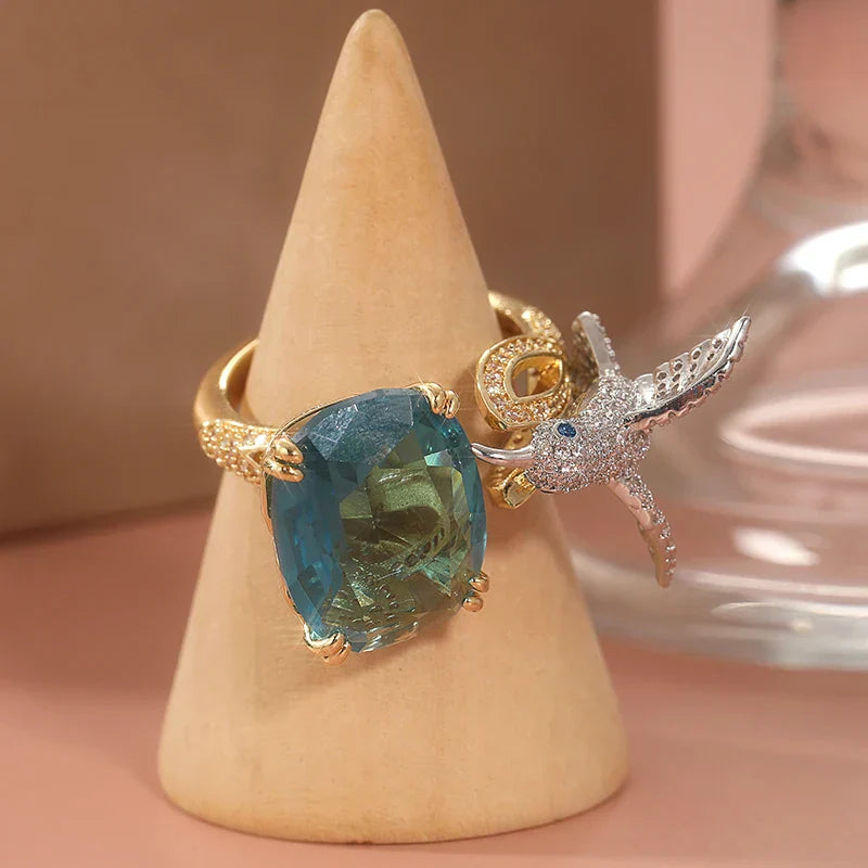 Bague ajustable avec colibri couleur aigue-marine – plaquée or 14 carats