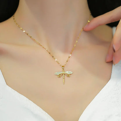 Collier libellule en cristal – Symbole de transformation et de beauté