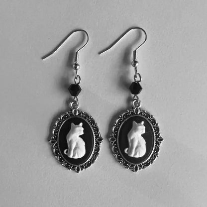 Boucles d'oreilles pendantes vintage avec chat blanc – Bijoux pour femmes avec monture en argent