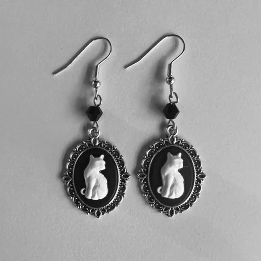 Boucles d'oreilles pendantes vintage avec chat blanc – Bijoux pour femmes avec monture en argent