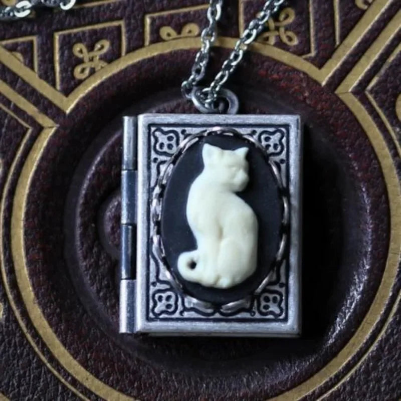 Collier pendentif vintage en forme de livre avec chat – Motif à pages tournantes