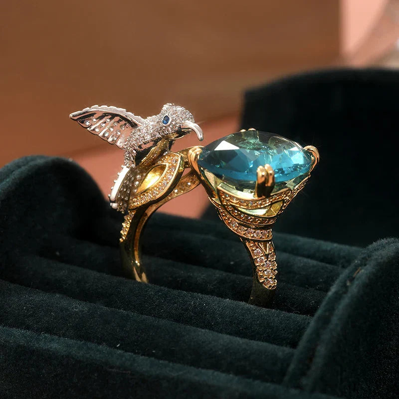 Bague ajustable avec colibri couleur aigue-marine – plaquée or 14 carats