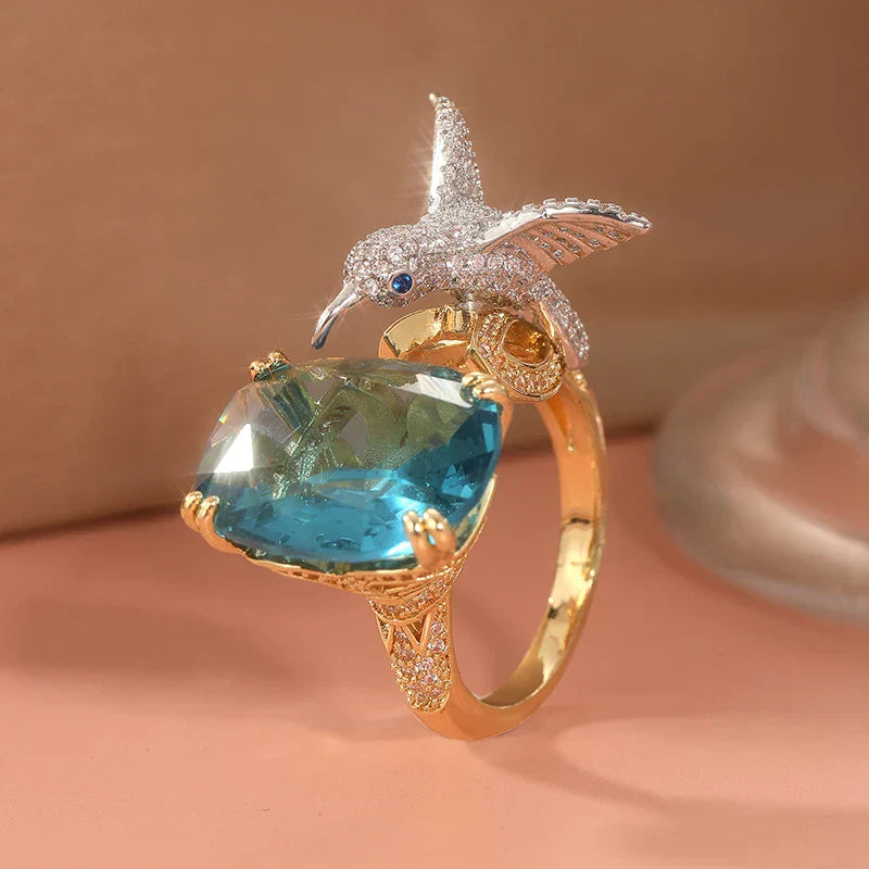 Bague ajustable avec colibri couleur aigue-marine – plaquée or 14 carats