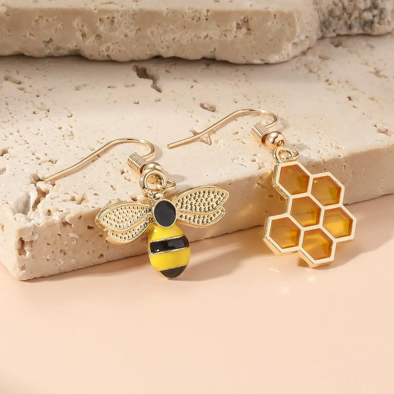 Boucles d'oreilles Honeycomb & Bee Drop – Bijoux dorés pour femmes