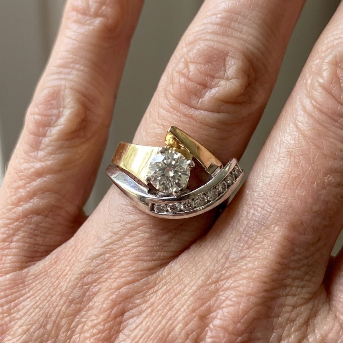 Bague vintage irrégulière en or et argent avec zircone