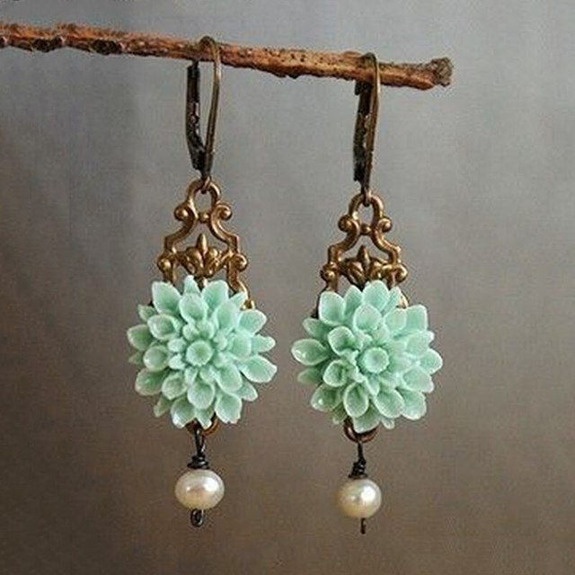 Boucles d'oreilles bohèmes avec fleur turquoise et perle